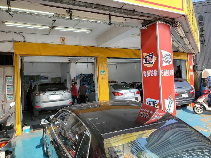 普利擎汽車專業保養中心台北台大店，雙店面可同時停放三台車