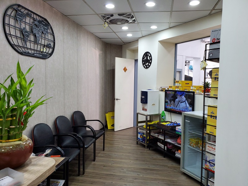 普利擎汽車專業保養中心台北台大店　客戶休息區精巧明亮